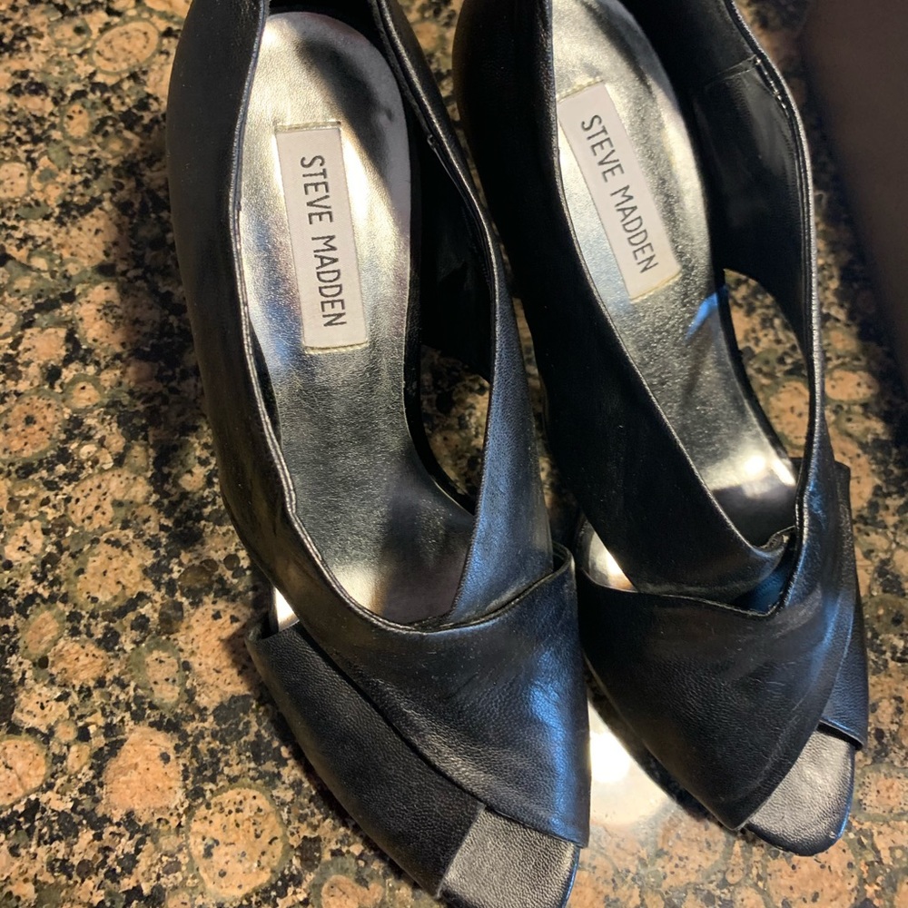 Steve Madden high heel leather shoes.